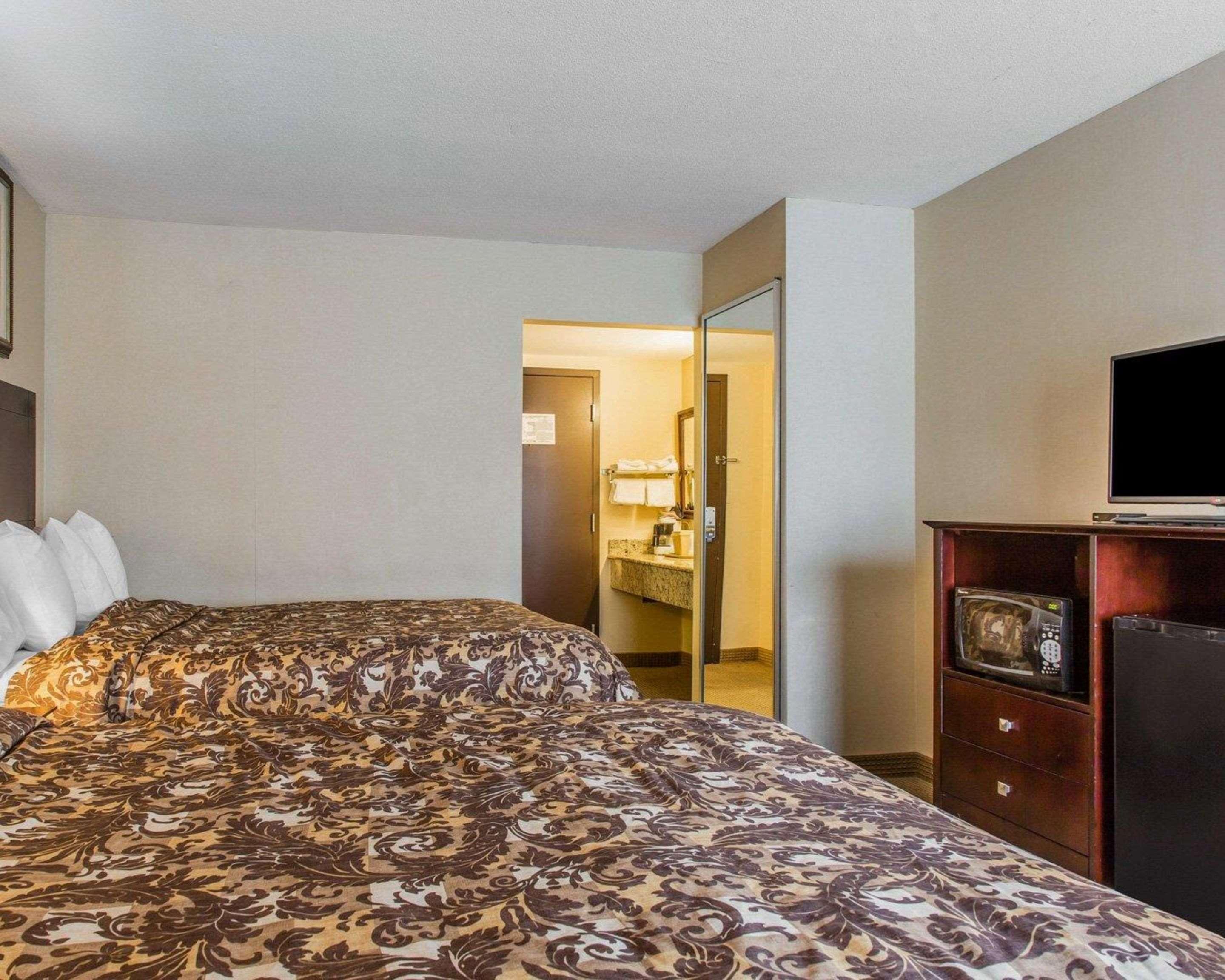Rodeway Inn & Suites East Windsor Eksteriør billede
