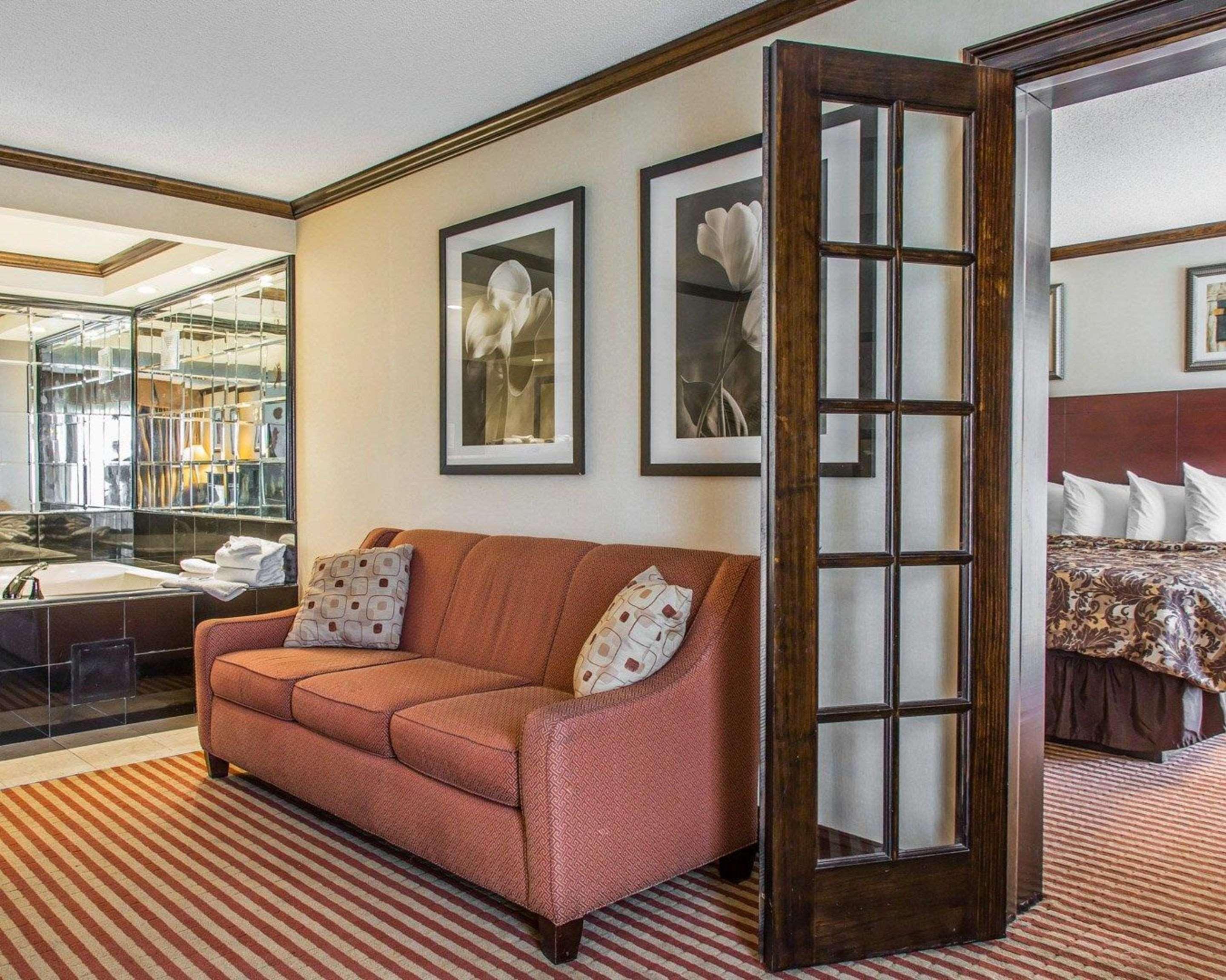 Rodeway Inn & Suites East Windsor Eksteriør billede